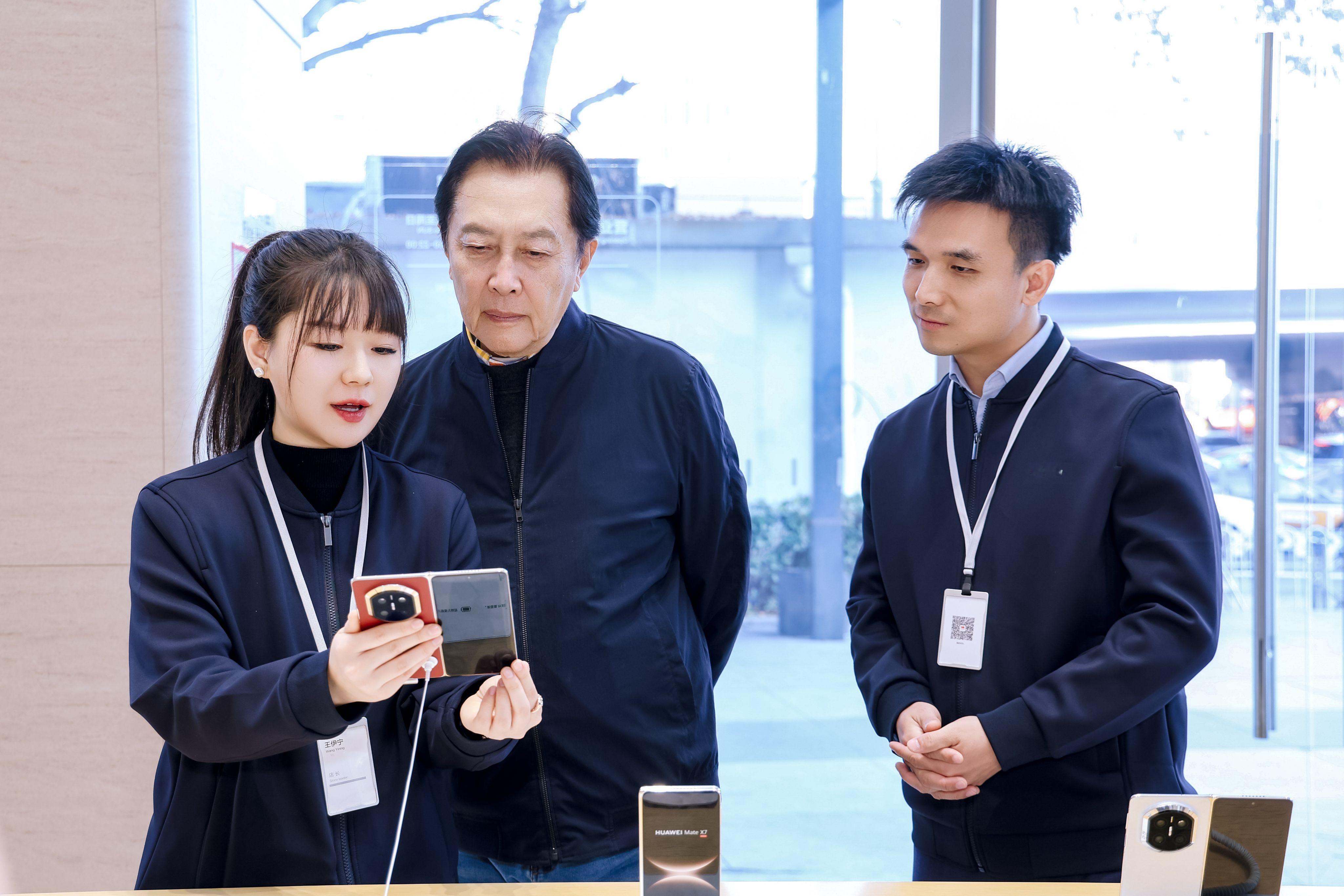 华为Mate X7首销，快来看看都谁用上了！MateX7开售多地名人现身华为门店