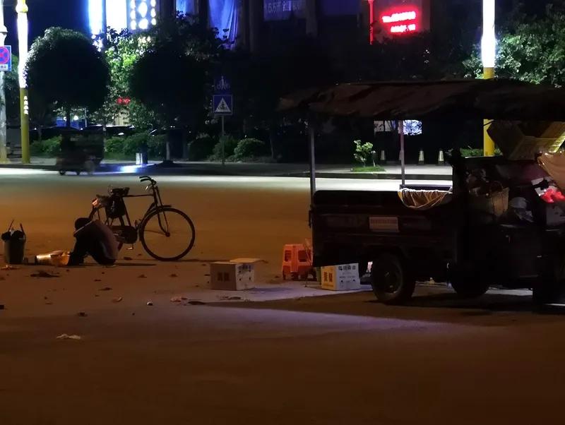 过的最舒服的一群人

1、生活在小县城。

2、夫妻各一辆代步车（10万右）。