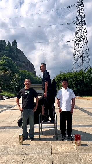 我很好奇，他到底是怎么做到的。
同样一句话，别人说出来像随口一提，他一说，偏偏就
