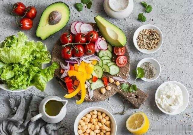 #日常抗炎习惯##健闻登顶计划# 【抗炎饮食是什么？】俗话说“无炎症，不慢病”国