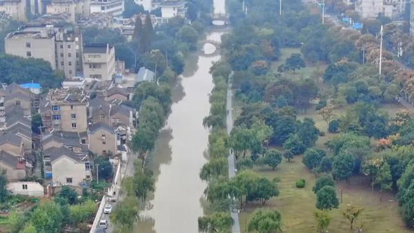 公元前486年，邗沟挖下第一锹土，中国大运河由此发端，流淌千年，沟通南北。

2