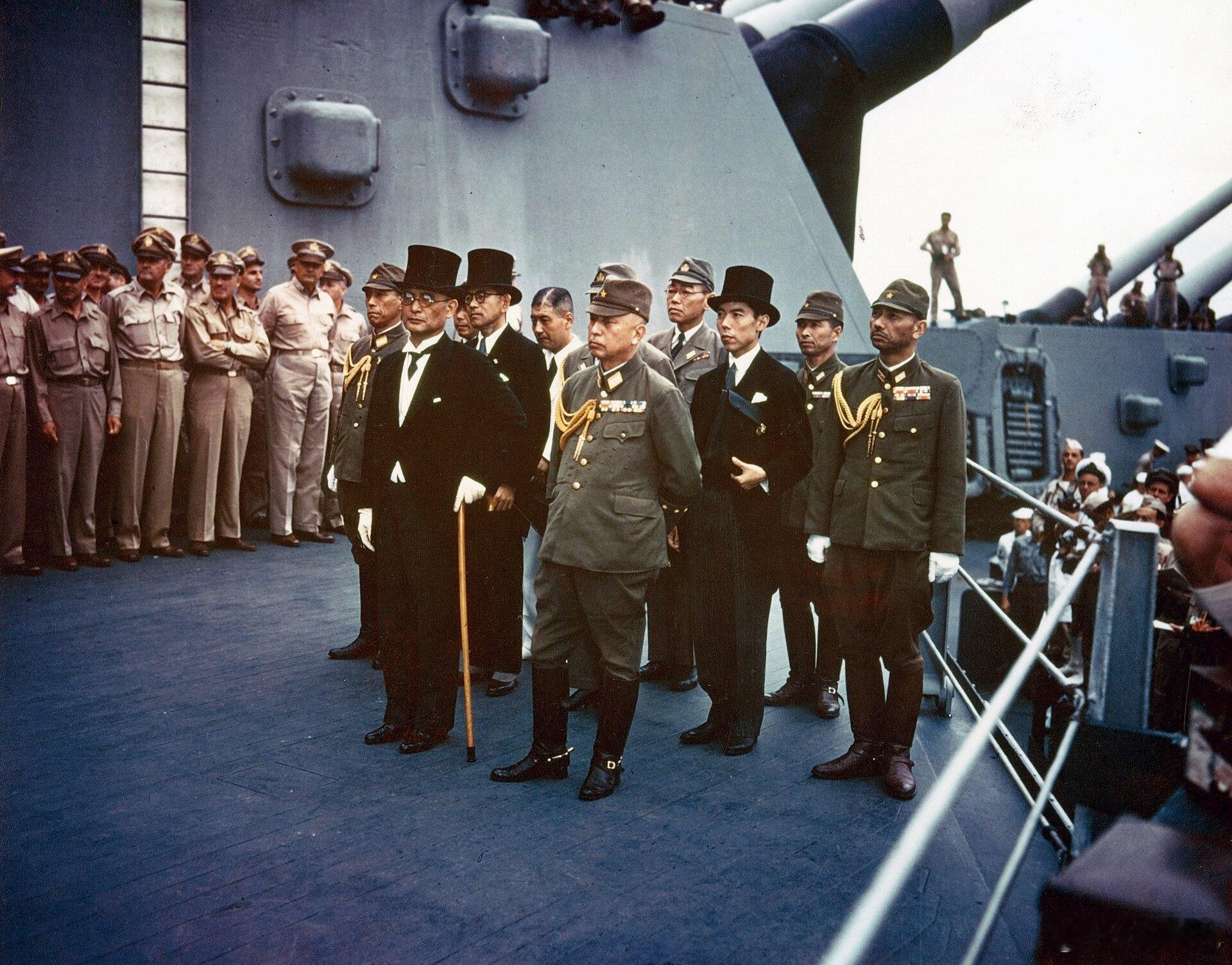 1945年9月2日，清晨的東京灣風平浪靜。美國戰艦「密蘇里號」靜靜停泊，甲板上，