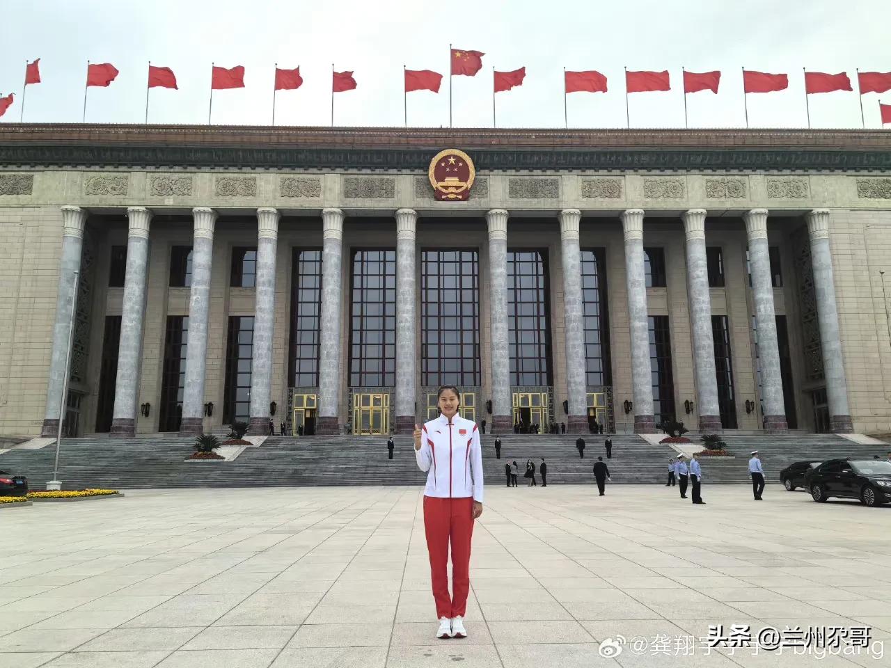 【三傻合照庆国庆】#中国女排# 
女排奥运冠军龚翔宇更新个人社交媒体庆国庆：