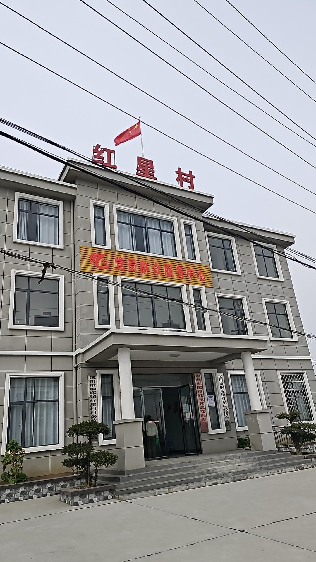 贫困、慢性病和严酷的生活条件造成了三个孩子的夭折，折磨着Marks的生活。他唯一