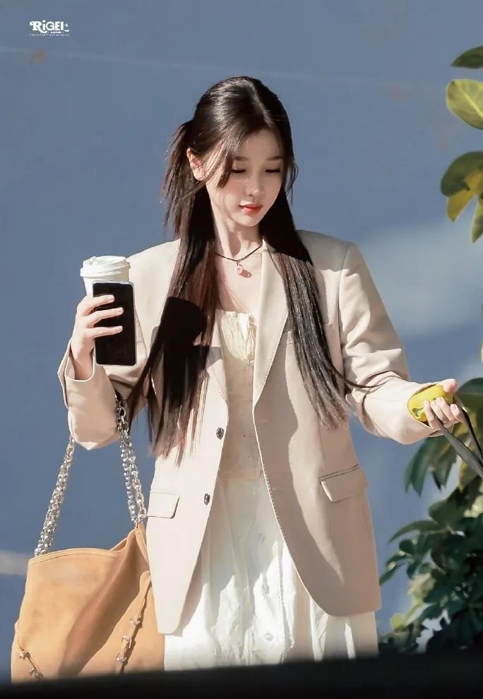 虞书欣新剧《双轨》路透，黑长直造型真的好美啊！妥妥的小说女主，期待虞书欣的新角色