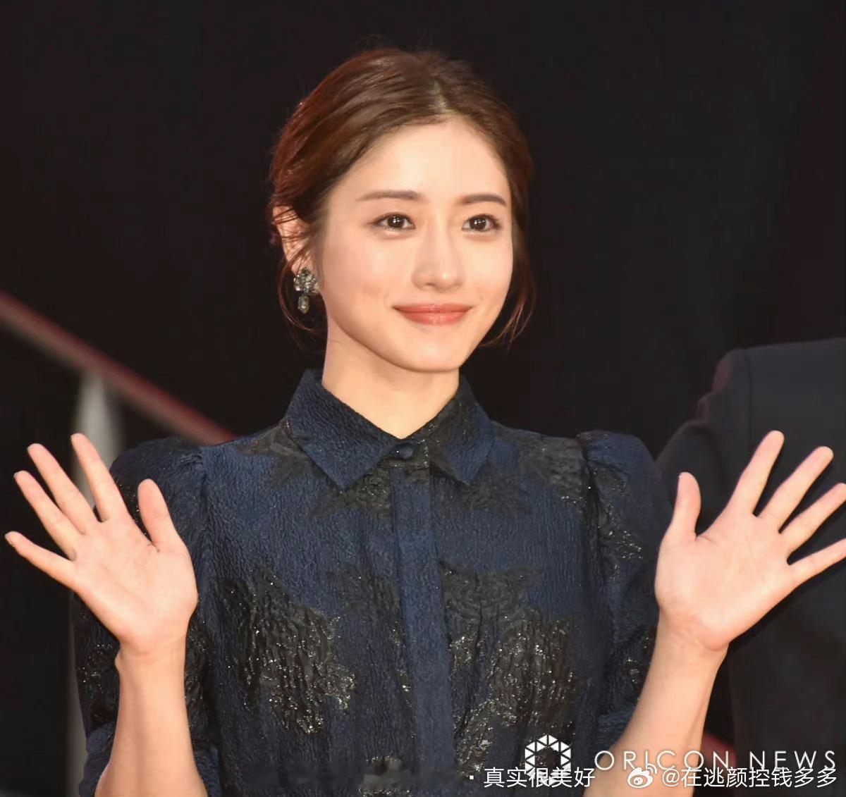 #石原里美依然好甜#时光就是不败美人啊，笑起来依然甜甜的，看起来没有一点变化，而