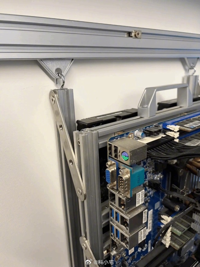 玩家打造极限散热PC，壁挂电脑让空调全程直吹 