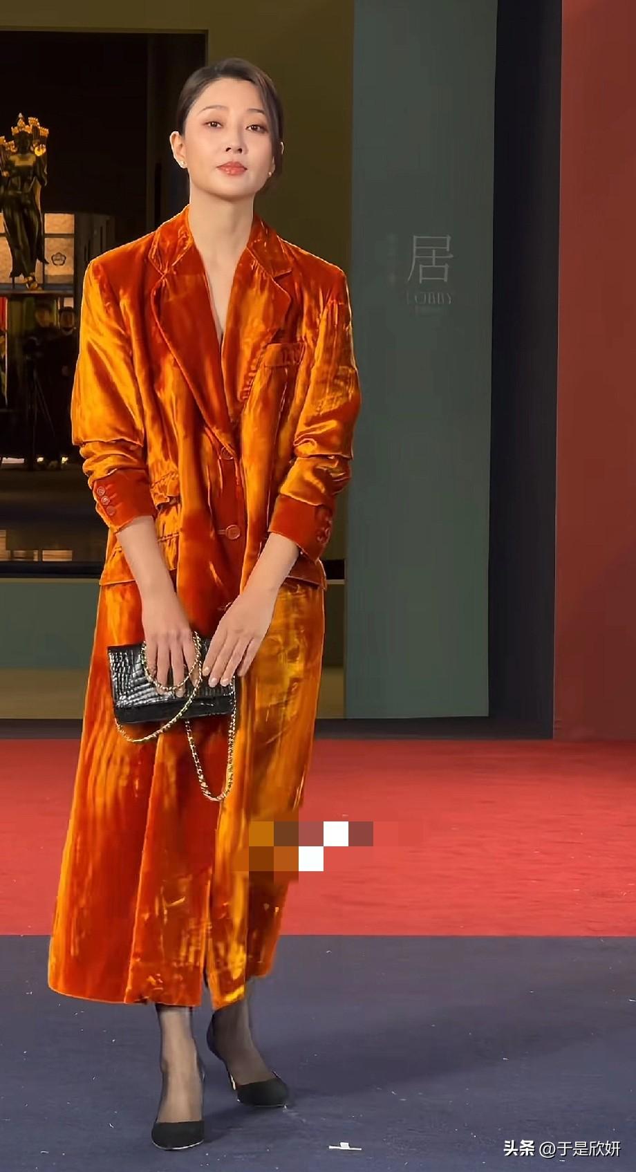47岁殷桃红毯杀疯了！橘色丝绒配黑丝，这状态谁看了不迷糊？

谁能想到，这是47