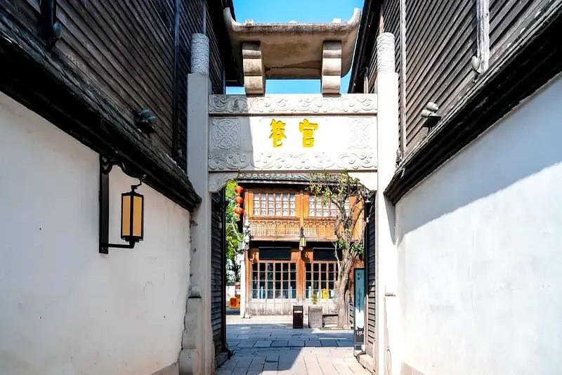 排队两小时只为吃碗面？

平阊园把面馆搬进1200㎡私家园林，戏一开嗓，钱包先松