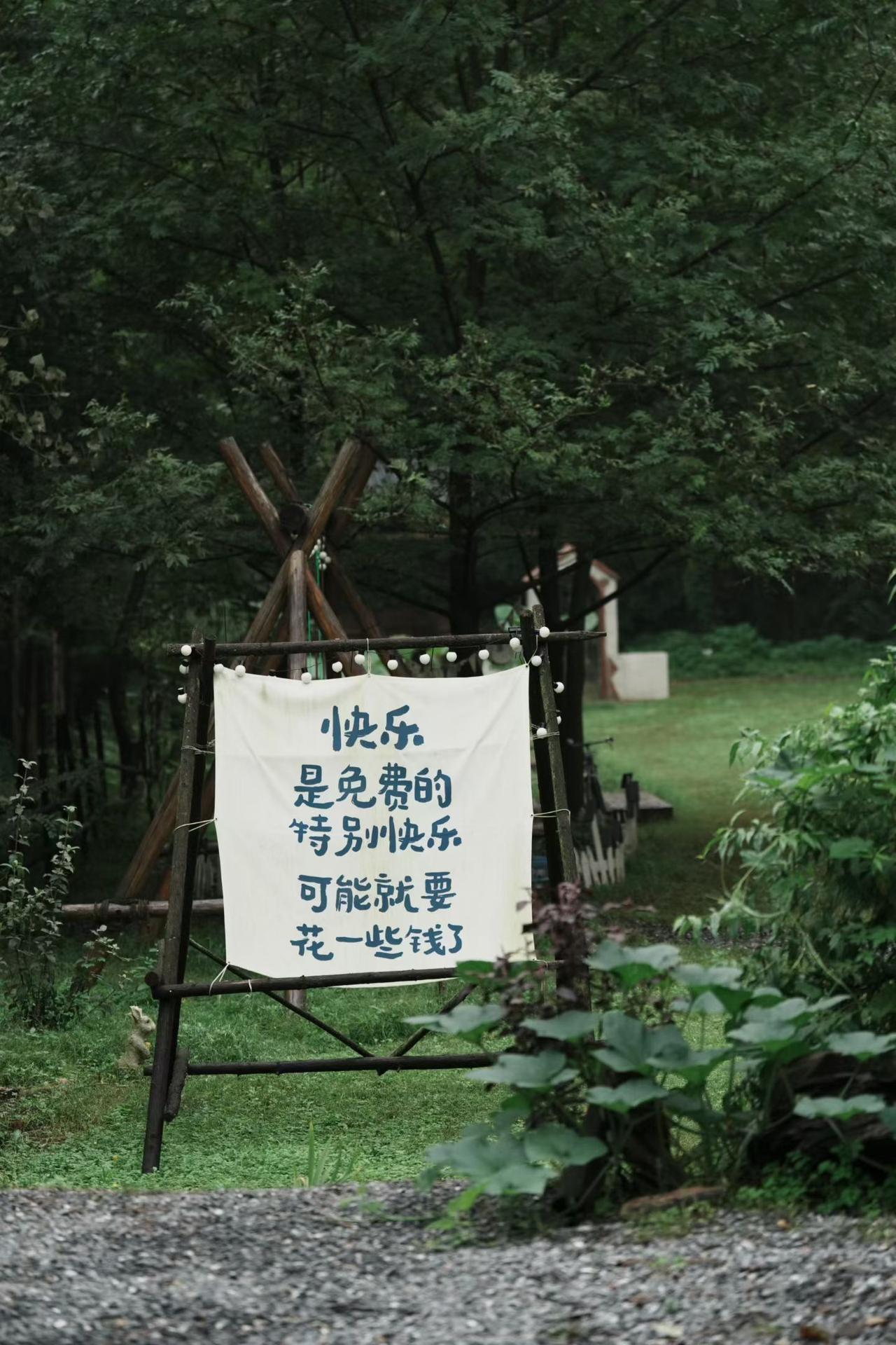 上联：看山看水看山水
下联：听词听曲听词曲