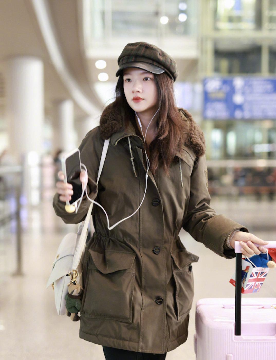 任敏回国机场路透 任敏结束海外行程顺利回国，机场路透休闲造型清爽耐看，自带清冷温