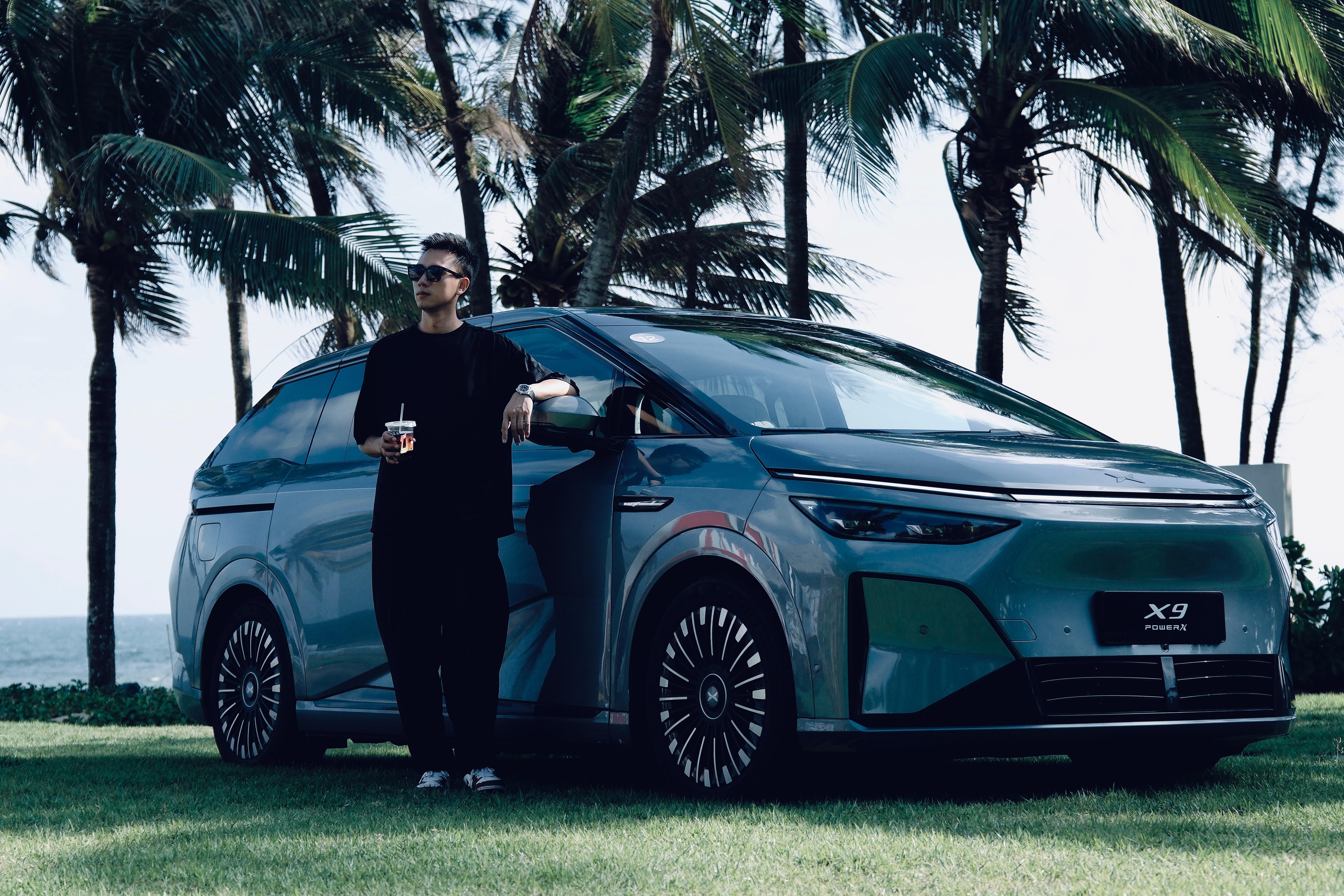 和小鹏X9超级增程来了一组浅浅的合影，是不是很Chill？[嘻嘻]小鹏X9带我拍