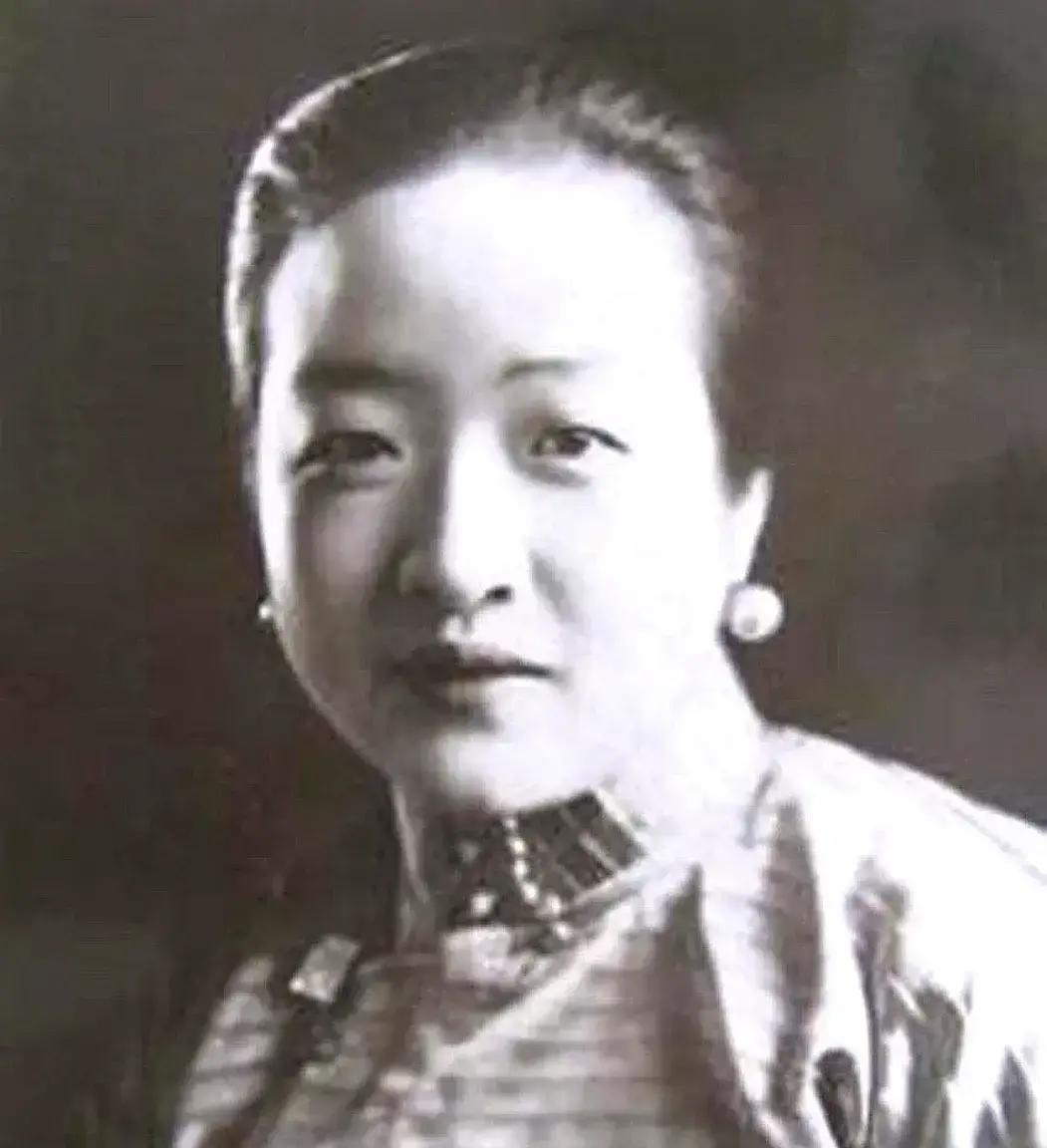 抗战胜利后，宋子文重逢昔日恋人盛爱颐，宋子文主动上前寒暄，盛爱颐却看都没看他一眼