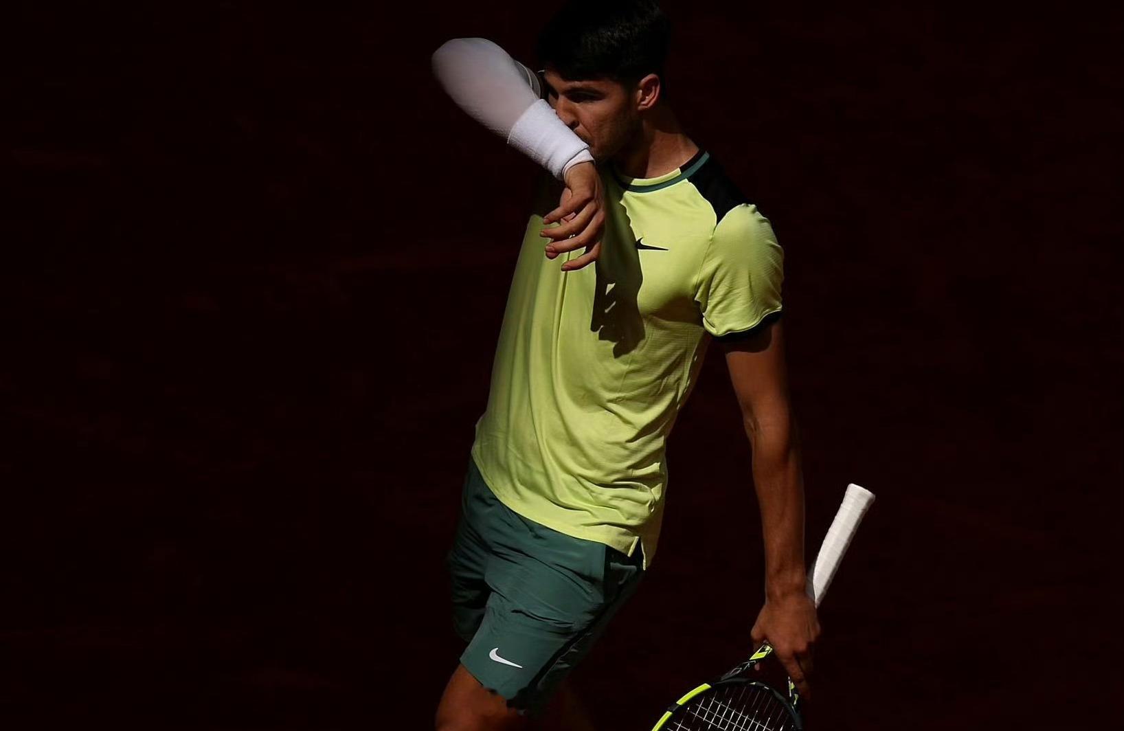 德约科维奇退出马德里赛阿尔卡拉斯退出马德里赛德约科维奇和阿尔卡拉斯都在个人社交媒