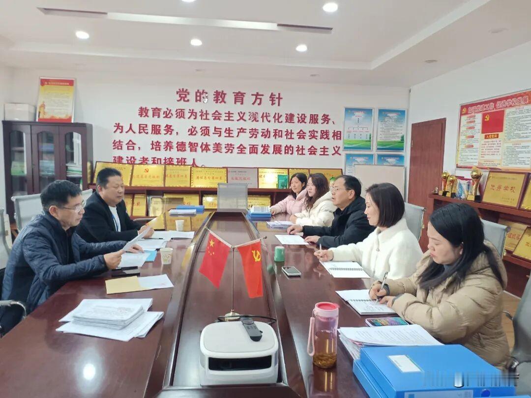 12月9日，汉台区城西责任片区督学陈冀华、王辉莅临汉台区西关小学开展控辍保学专项