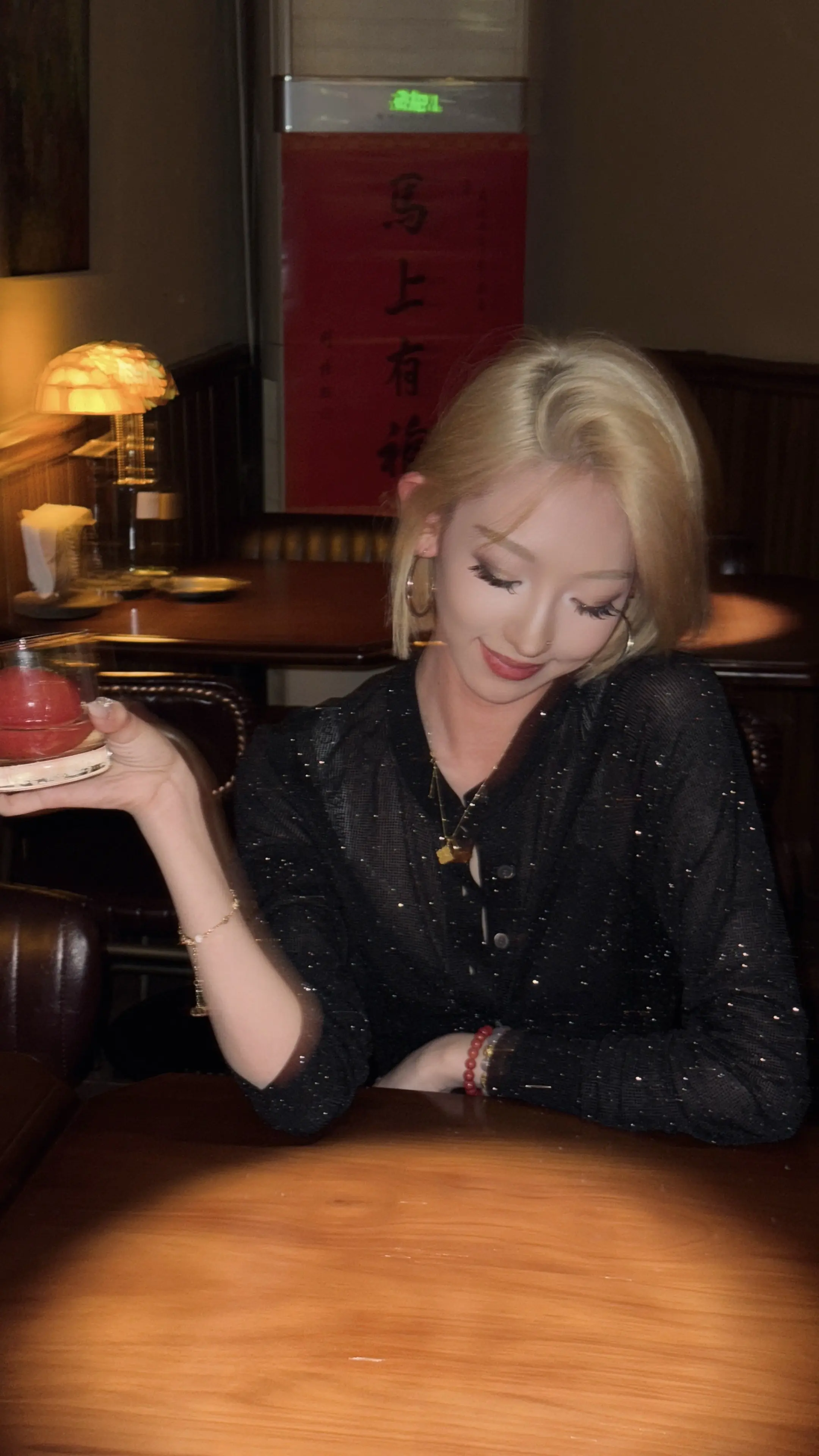 像我这么爱美的女人 你应该陪我做美甲买好看的衣服和化妆品 转账 送鲜花...