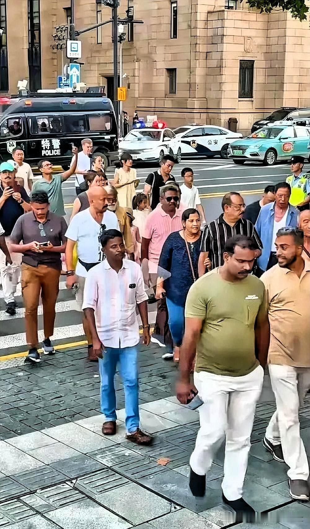 大快人心！香港海关硬核拦截“国际乞丐”，别把国人善意当免费提款机
 
刷到香港海