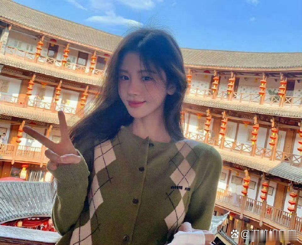 鞠婧祎和张元英穿了一样的衣服，居然有这样的巧合，真是太搞笑了！ 