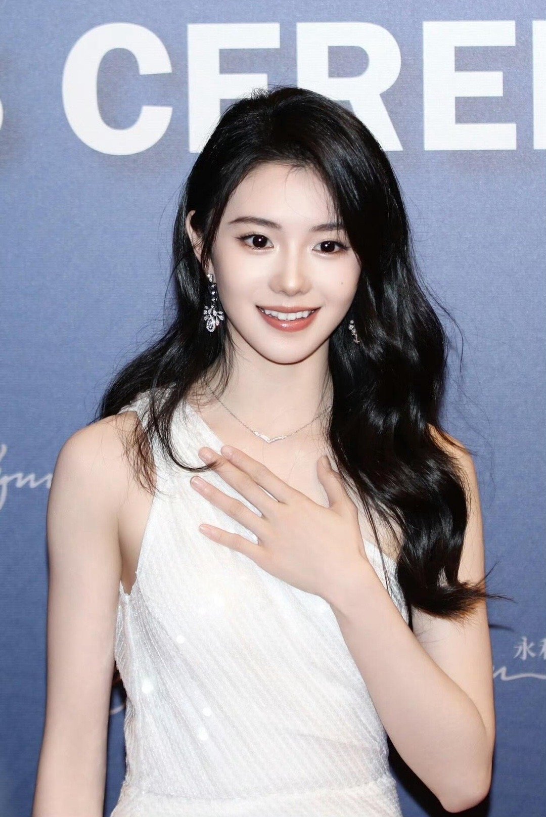 刘浩存被粉丝秒认 粉丝的眼睛真是太敏锐了，刘浩存只是露了个轮廓，大家就纷纷留言喊