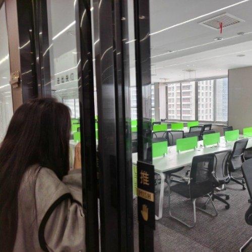 两百多个打工人，前一天还好好上班呢，忽然就收到公司通知说全员放假，大伙还以为能多