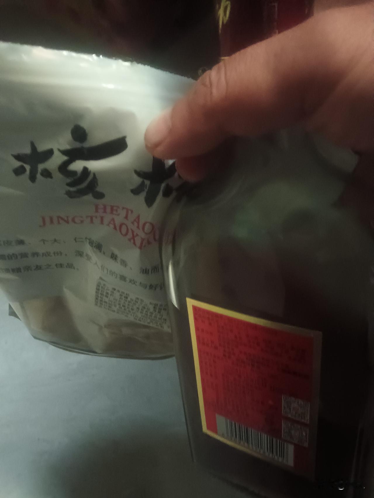 灯影被夜揉得清瘦
一册旧词，翻了又翻
指尖拂过的褶皱里
尘封的心事簌簌落下来
半