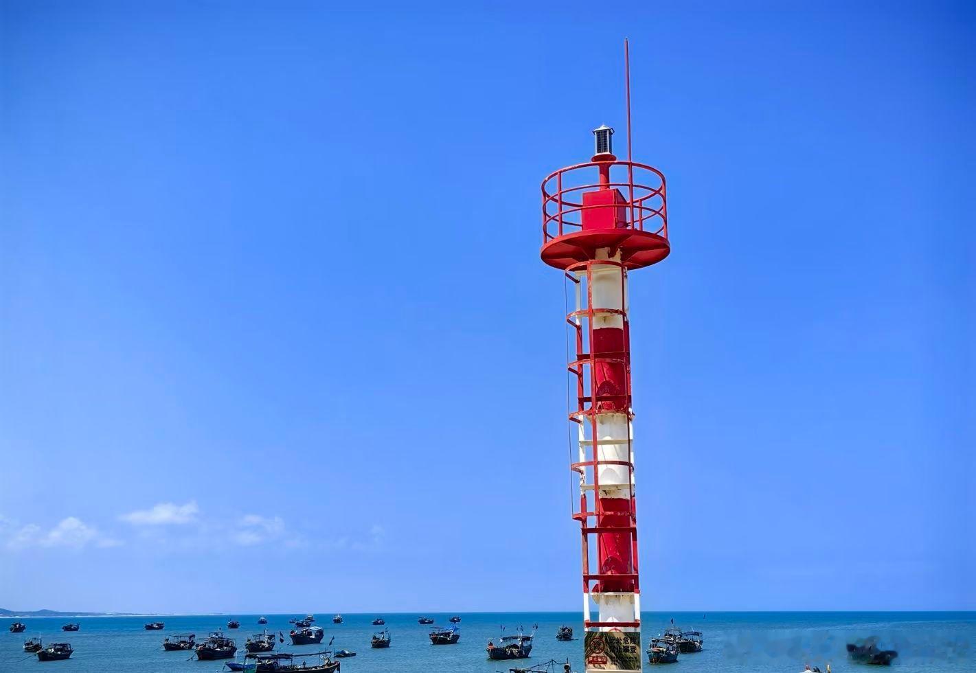 三亚的浪漫，是清晨橘红朝阳跃出海面时的温柔，是傍晚落日把天空染成橘子海的治愈。海