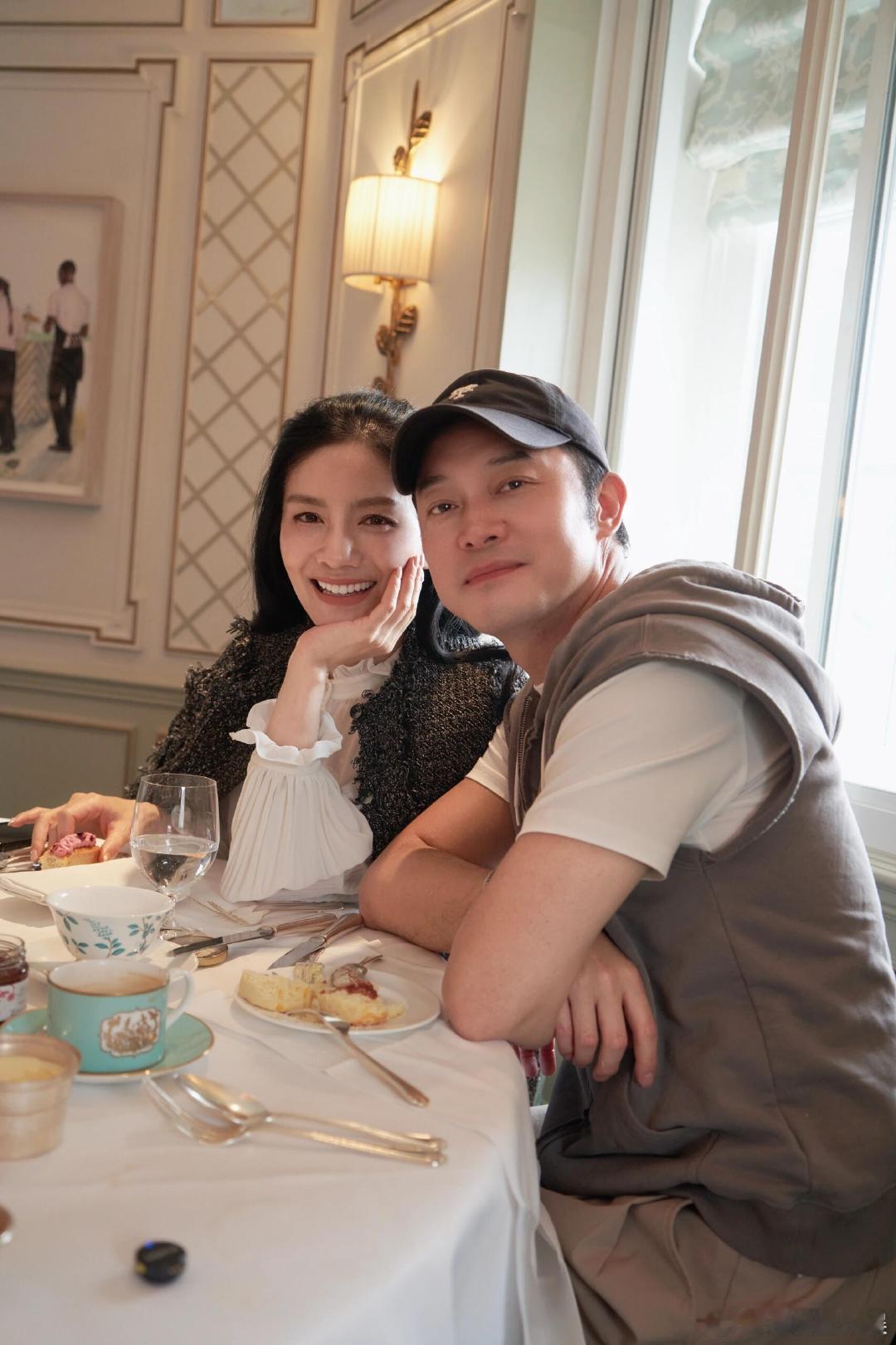 沙溢胡可合照 沙溢胡可约会喝下午茶沙溢胡可的日常约会也太浪漫了，选了这么有格调的