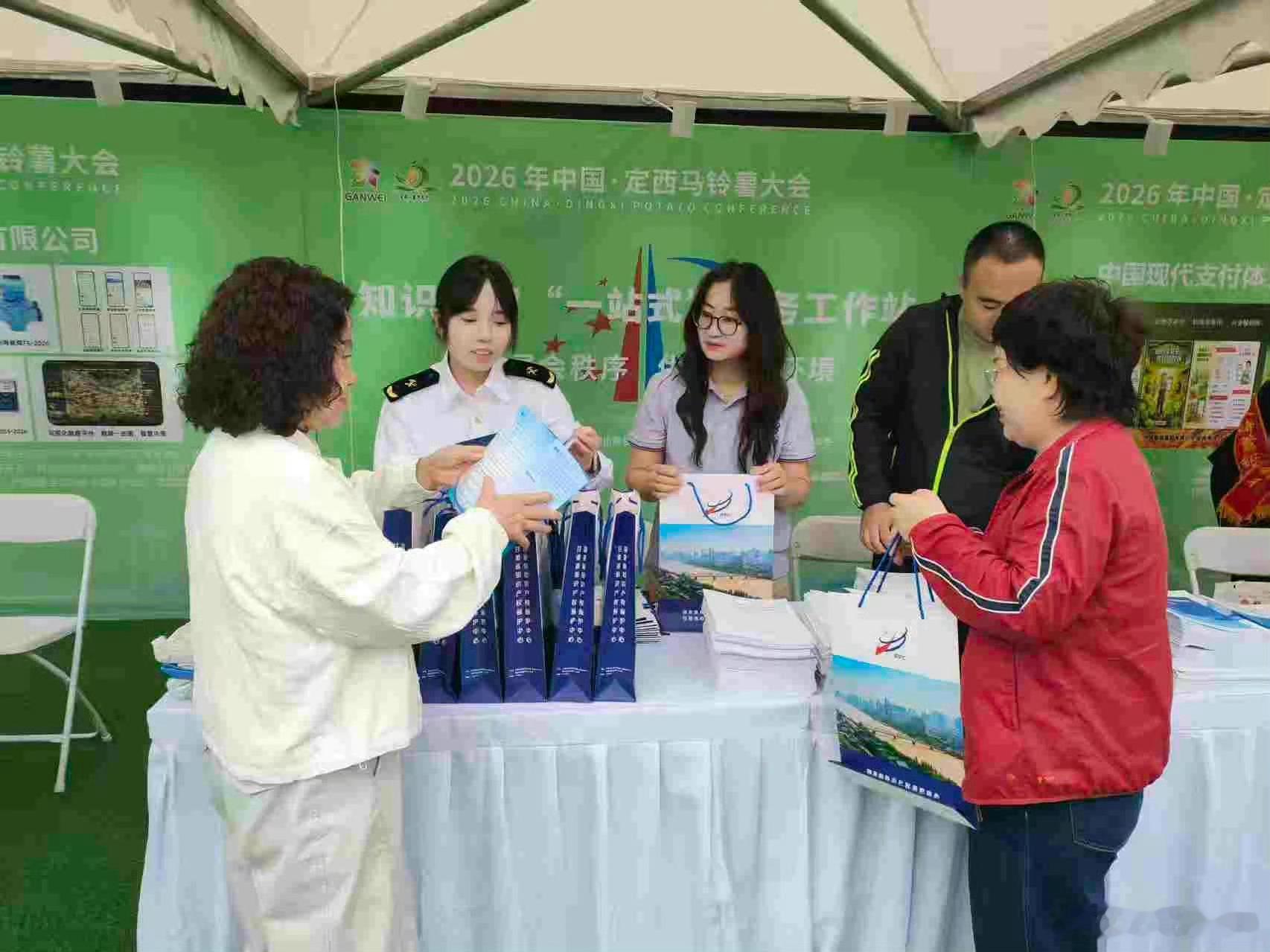 兰州海关护航定西马铃薯 【绿色通道保鲜活】针对新鲜马铃薯易腐、通关时效要求高的特