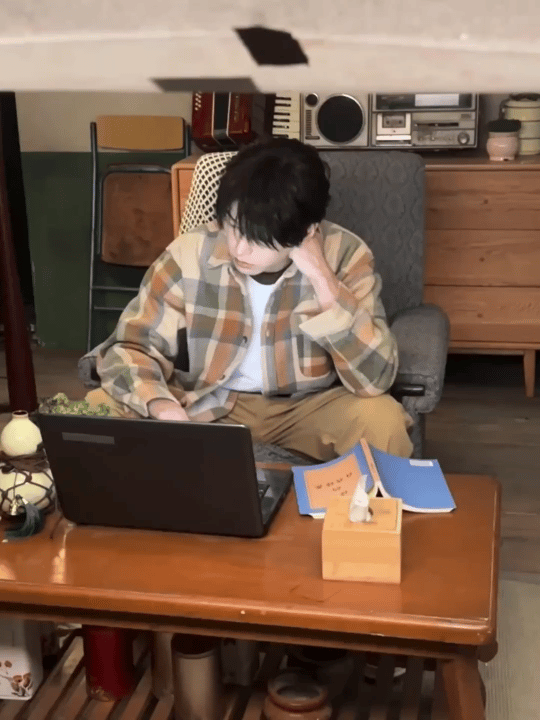 彭昱畅张楚岚式look返场我直呼爷青回啊，彭昱畅这组返场真的好浓张楚岚味儿，真的