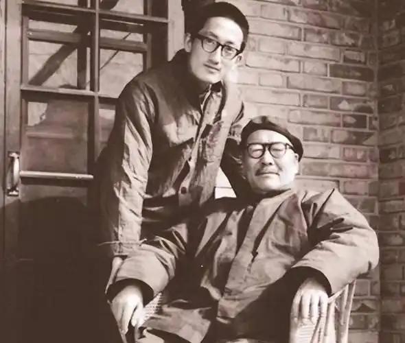 1960年冬天，李克农专门去韩练成家拜访。一进屋子，看到桌上摆的红烧狮子头，他立