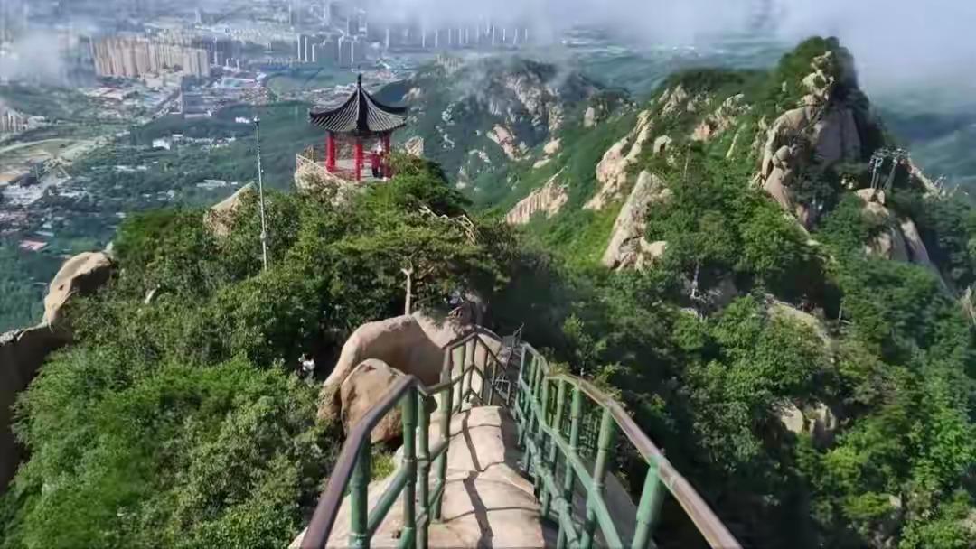 他只想拍一张“凌空”的照片。妻子在旁边喊，别坐那儿，危险。他笑笑，说没事，然后坐