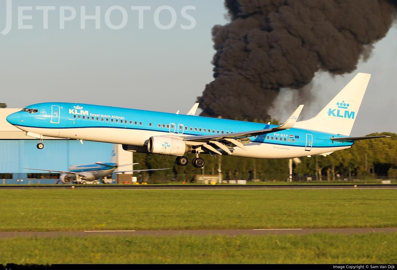一架荷兰皇家航空 737 客机在阿姆斯特丹降落时，恰逢机场旁边的仓库发生大火 ​