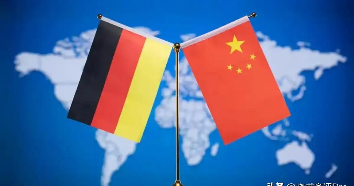 德国外长一句“头号伙伴”

把中德十年交情摔得稀碎

贝尔伯克站在日本军舰甲板上