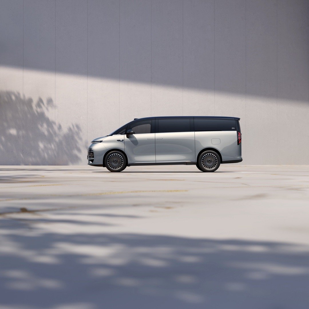 吉利银河V900 首搭全新一代超级AI增程技术• 空间：91.8%超高得房率，二