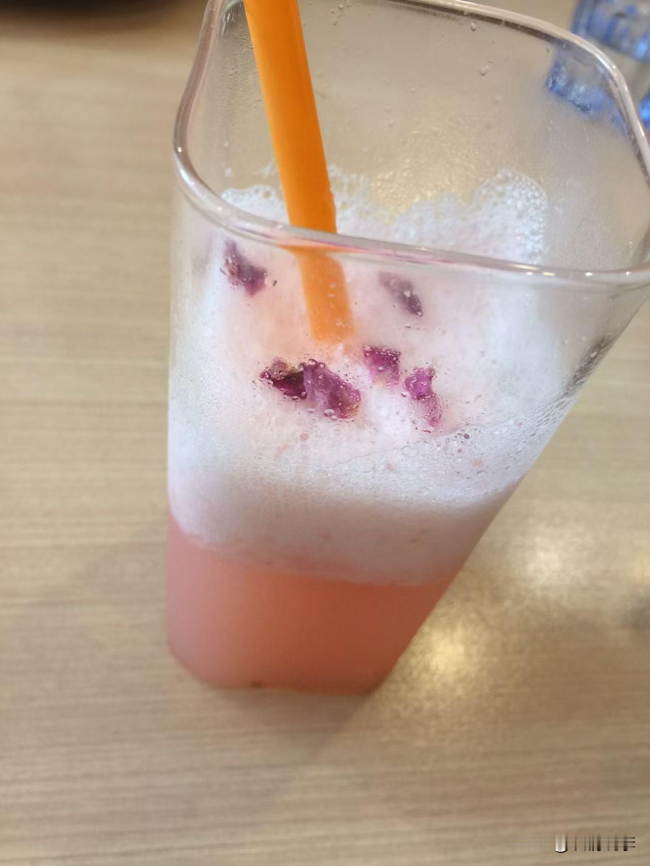 退休后还应该联系以前的同事吗？

有两位截然不同的女同事。老阿姨退休得比较早，以
