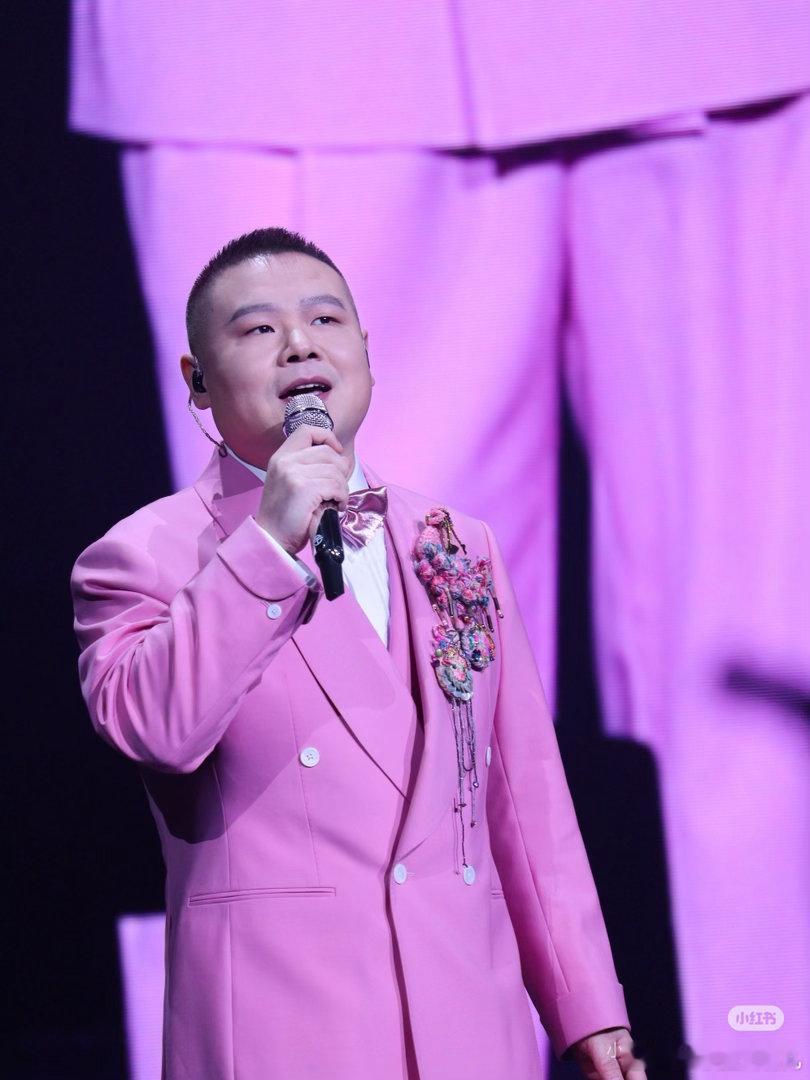 岳云鹏亲了白小白岳云鹏说白小白嫁给他了 岳云鹏和白小白这段互动，应该是今年演唱会