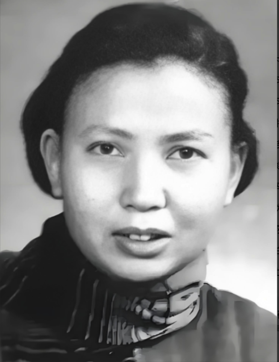 1941年冬天，江苏如皋，土坑已经挖好，21岁的莫林被押到坑边，马上就要被活埋。