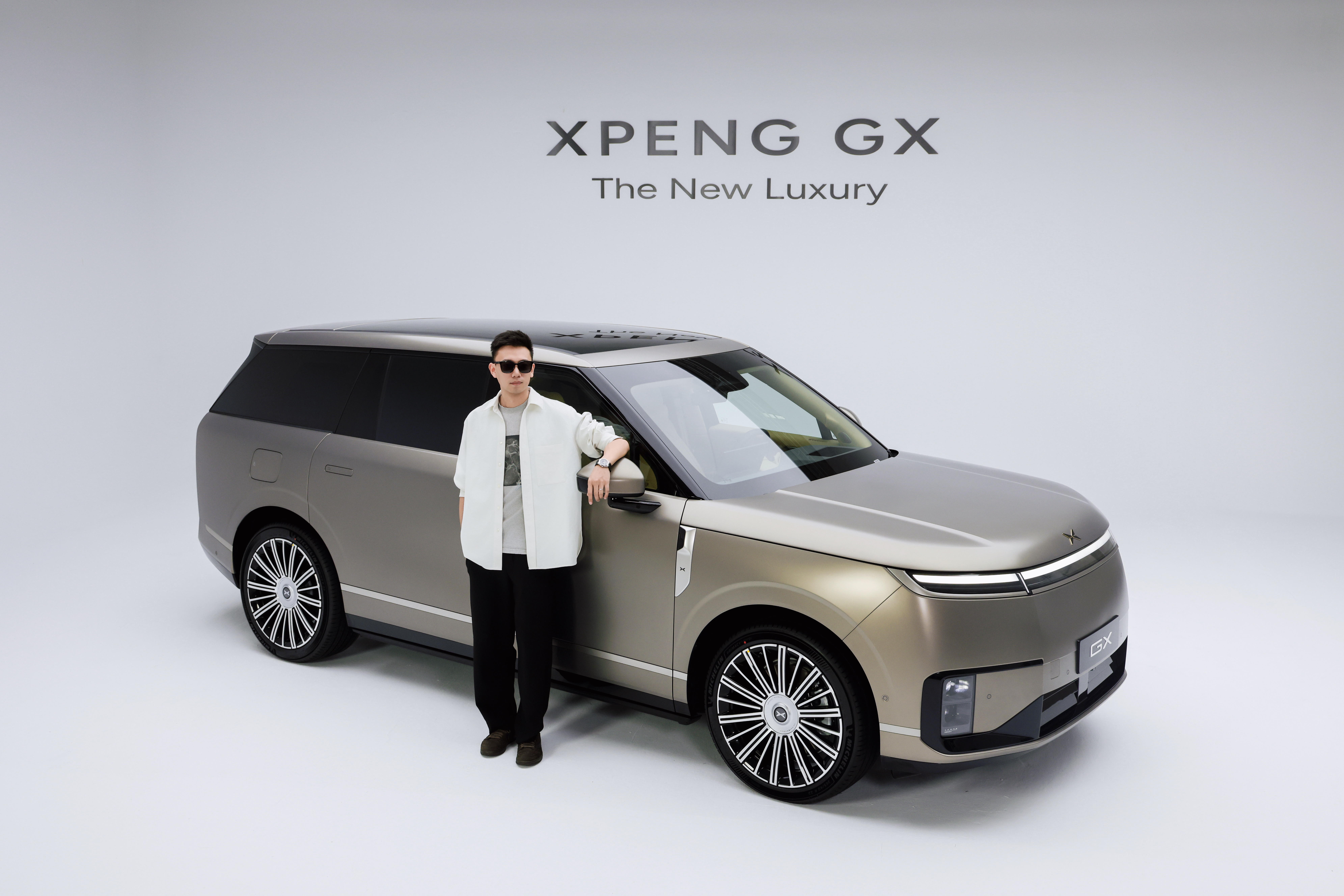 小鹏GX技术发布会定档4月15日 浅浅的拍一组合影，这个是云漠金车漆，哑光质感看