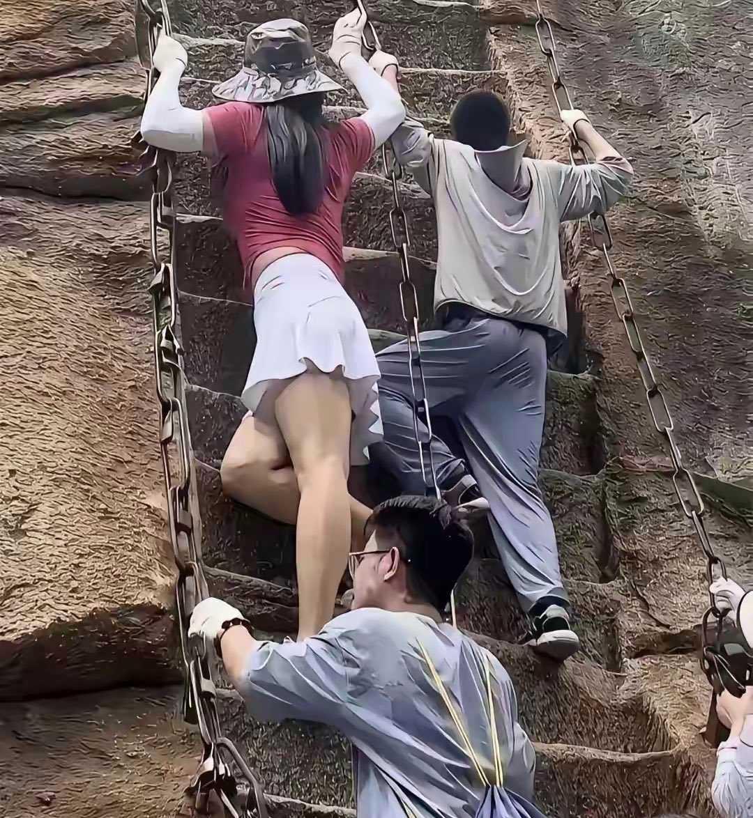 陡峭的铁链台阶上，小姐姐穿着裙子往上爬
我都替后面爬山的人尴尬，搞得人家根本不敢