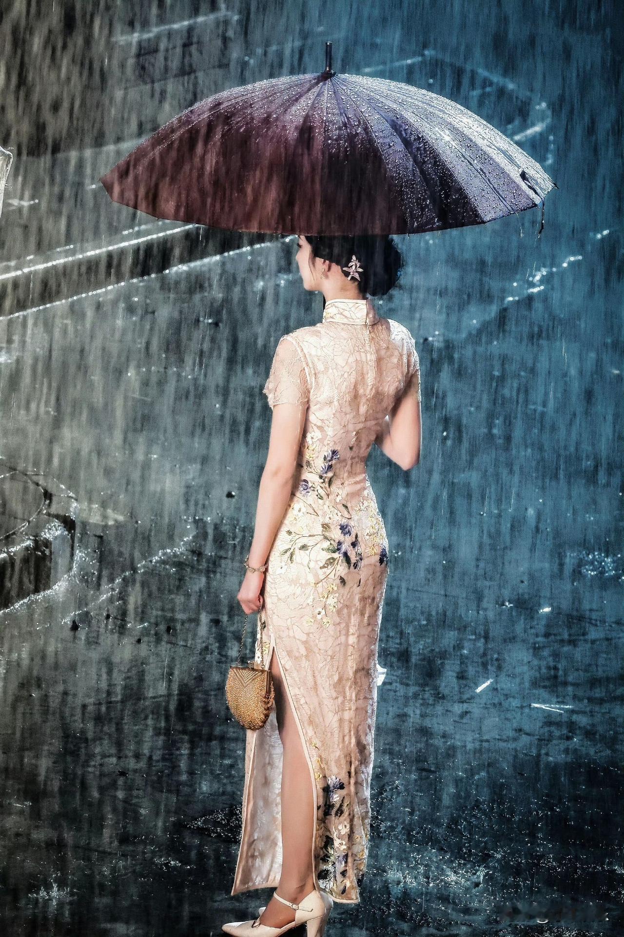 王楚然这旗袍造型，简直把国风优雅刻进骨子里了。
她穿上旗袍，紧致的曲线搭配严谨的