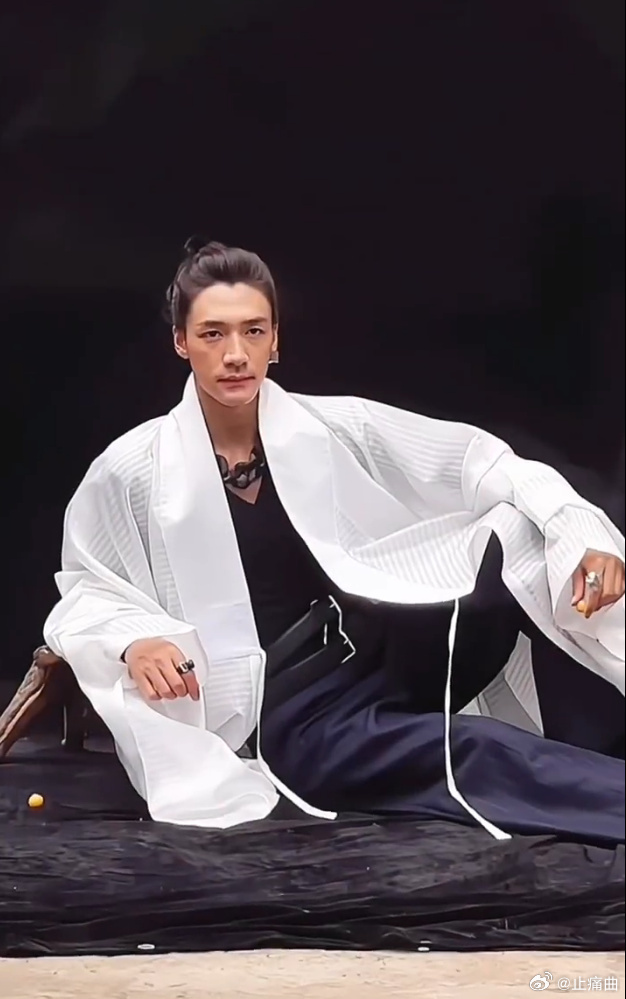 此沙身着明制华服，气质不凡，仿若古代文人。一组照片，尽显优雅，令人不禁驻足欣赏。