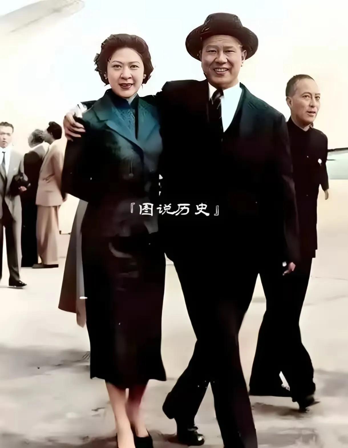 我们心中的大魔头白崇禧，1958年在台北松山机场迎接女儿白先智。啥叫三代出贵族？