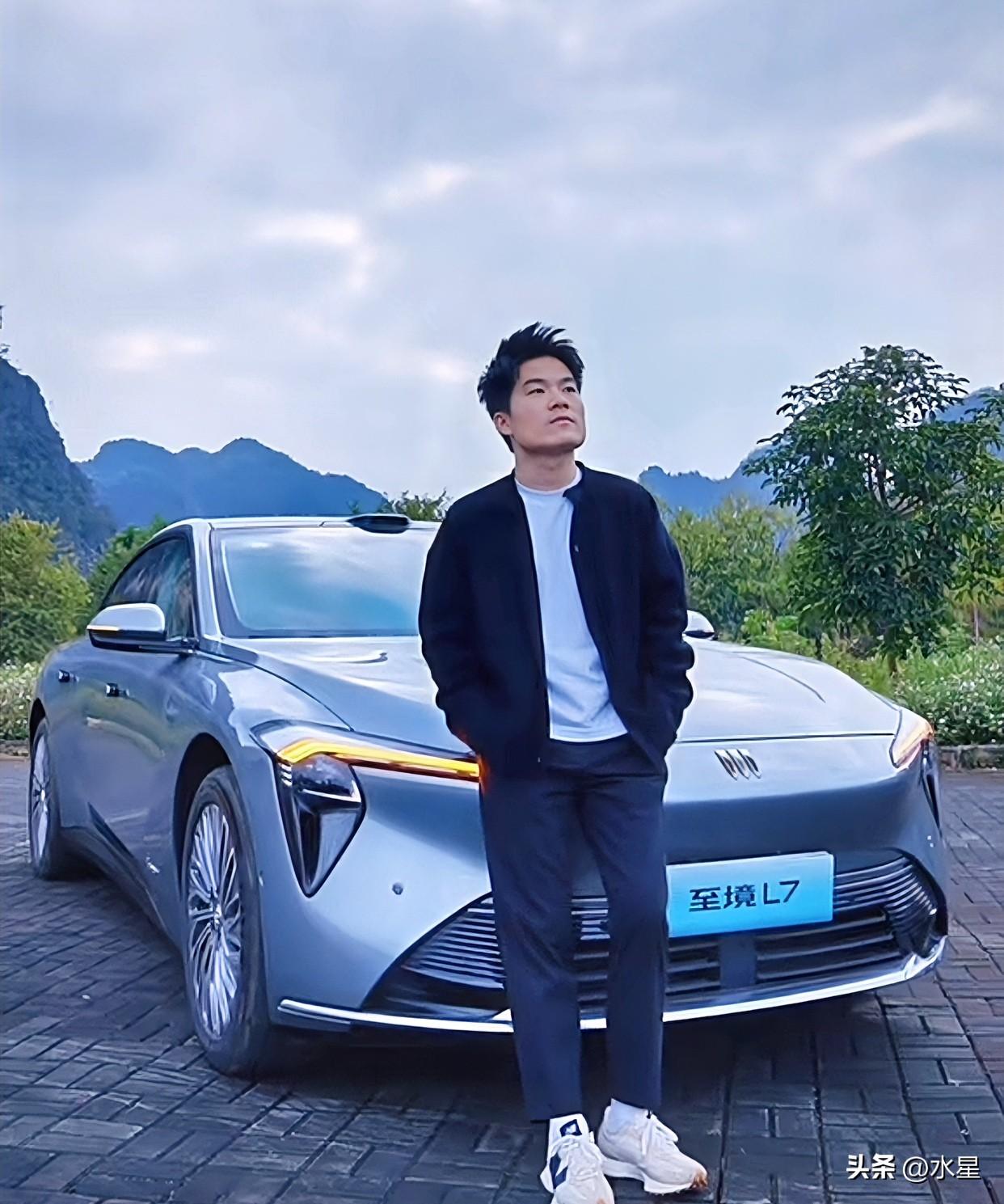 与辉同行和别克的商务合作到期了
董宇辉携8位主播
拍了一个诚意满满的告别广告片