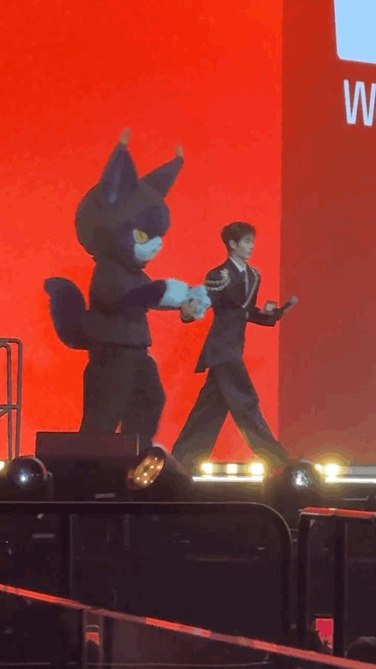 王子身边不一定是公主 今晚WIEA王子装帅到离谱，牵了走出场：谁懂这种新童话！ 