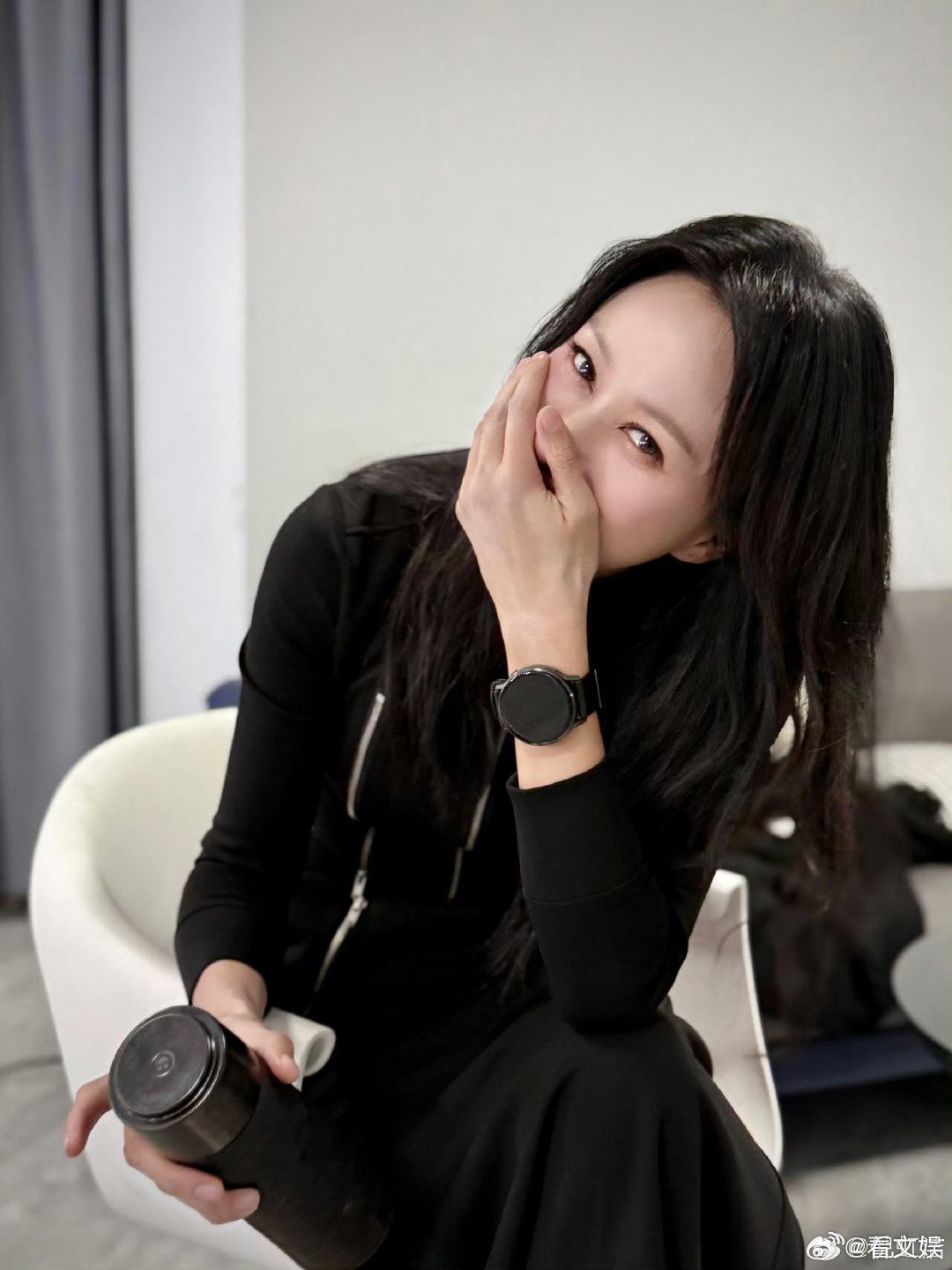 明媚是她的底色，坚韧是她的铠甲。为还清债务拼命接戏，再累也笑着面对，心疼这个认真