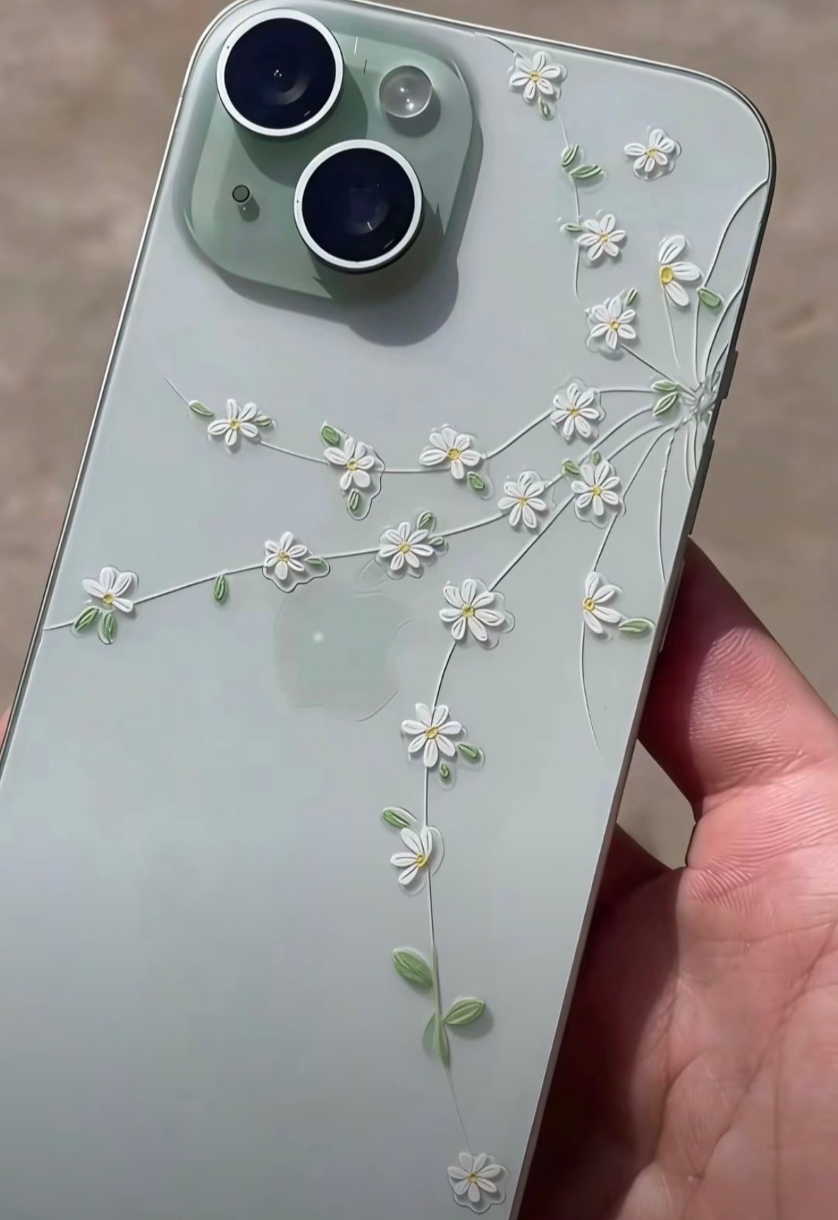 有时候我都在想为什么大家会这么有才，iPhone摔碎了这么一装饰，更好看了