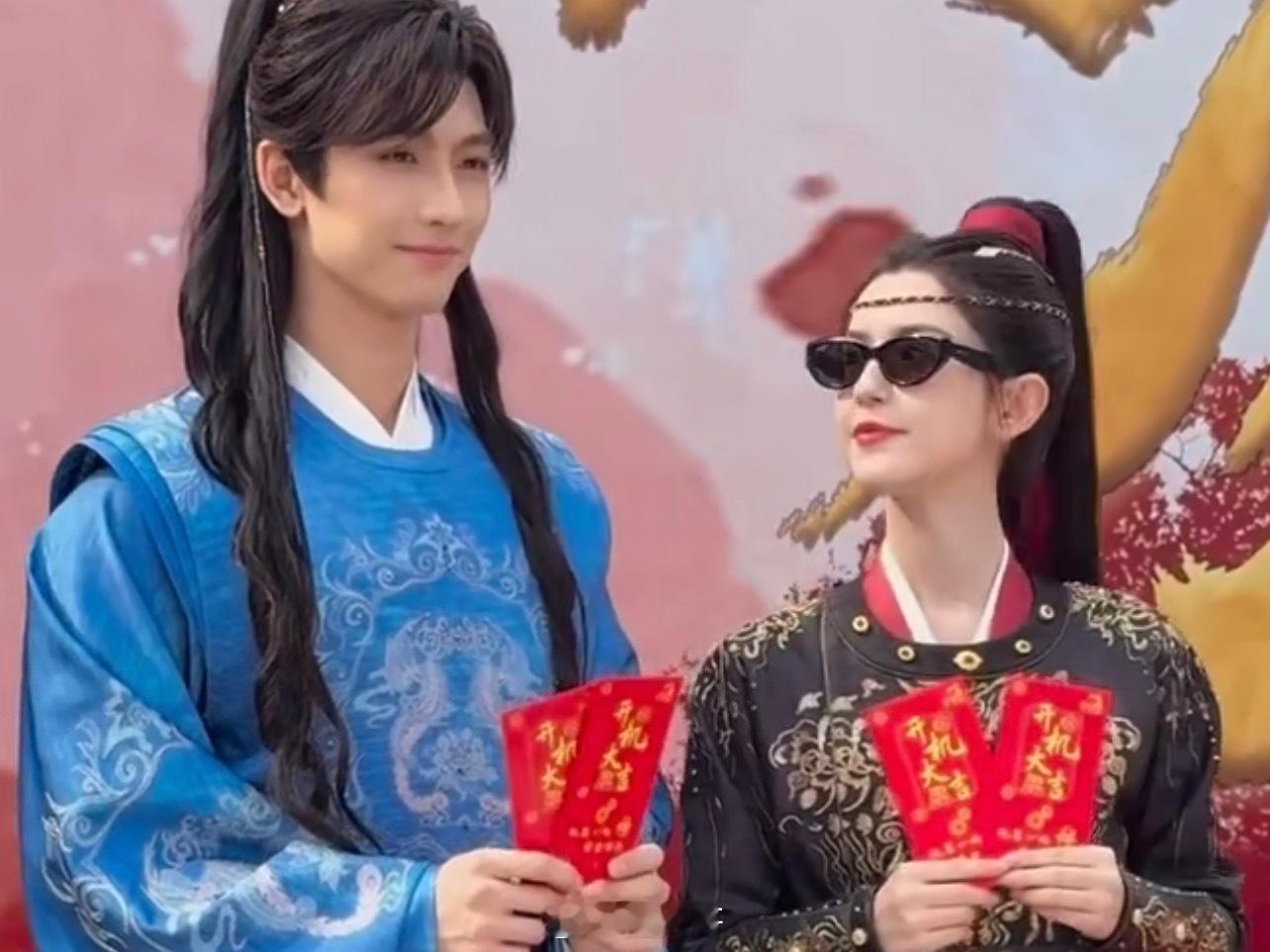 黄俊捷哈妮克孜锦月令开机照没想到黄俊捷和哈尼克孜要一同演古偶剧了啊，俩人新剧《锦