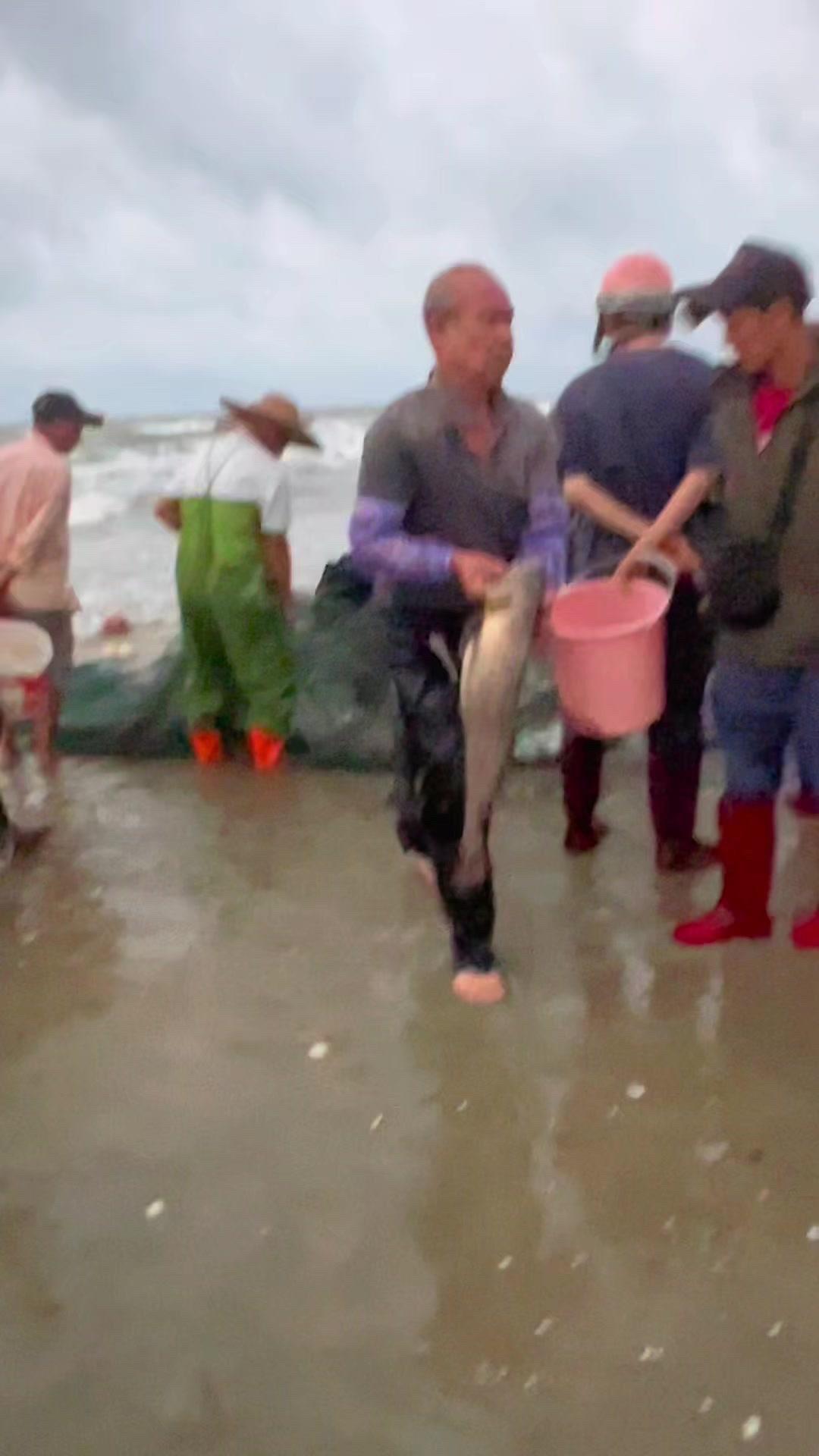 标题：男人出海捕鱼好野啊！标题有点夸张，我只是想记录一下出海当天的场景。阿叔出海
