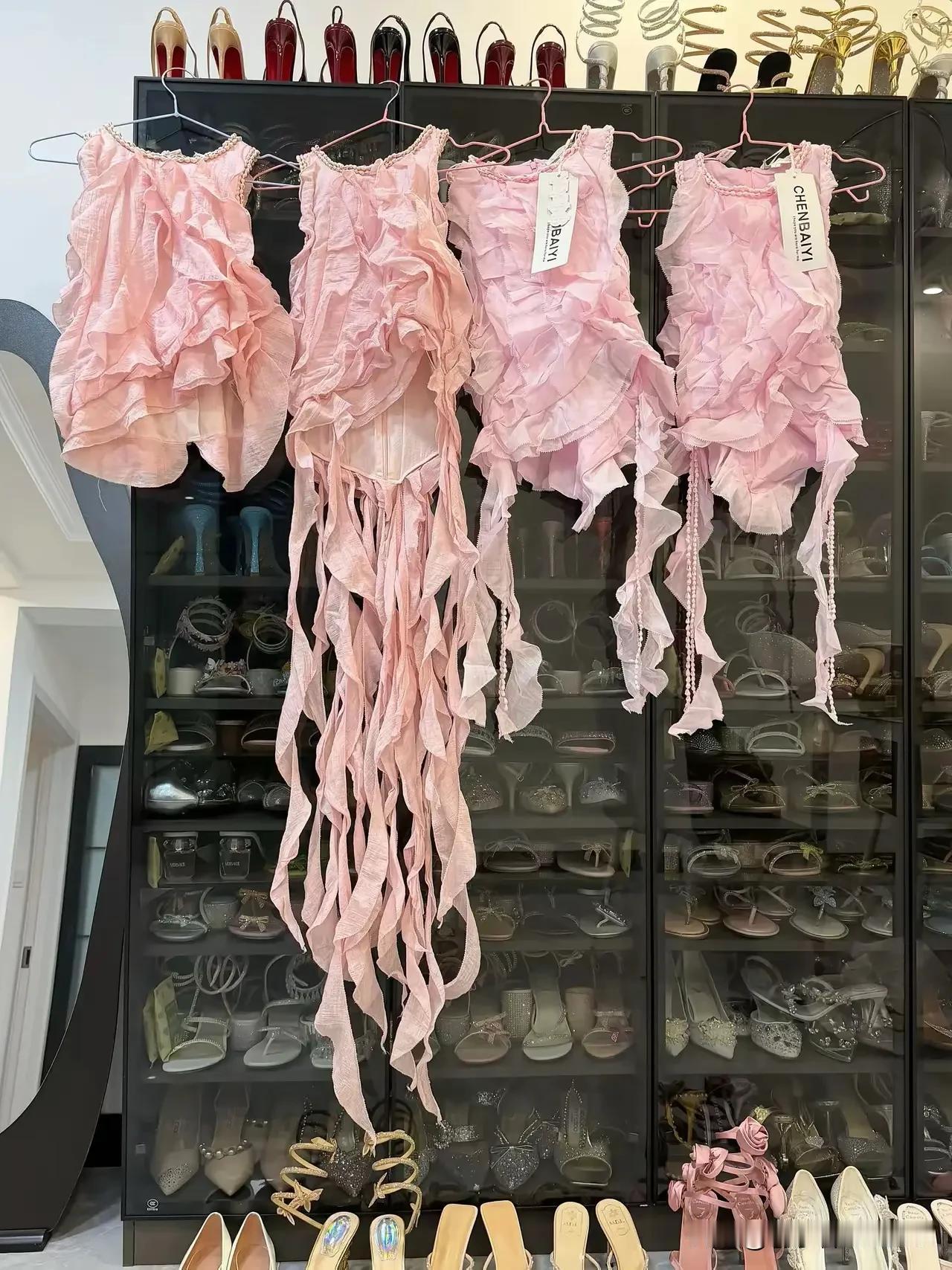 请高手指点，能不能通过这张照片，推测出刚刚介绍认识的女朋友是从事什么职业的？在线