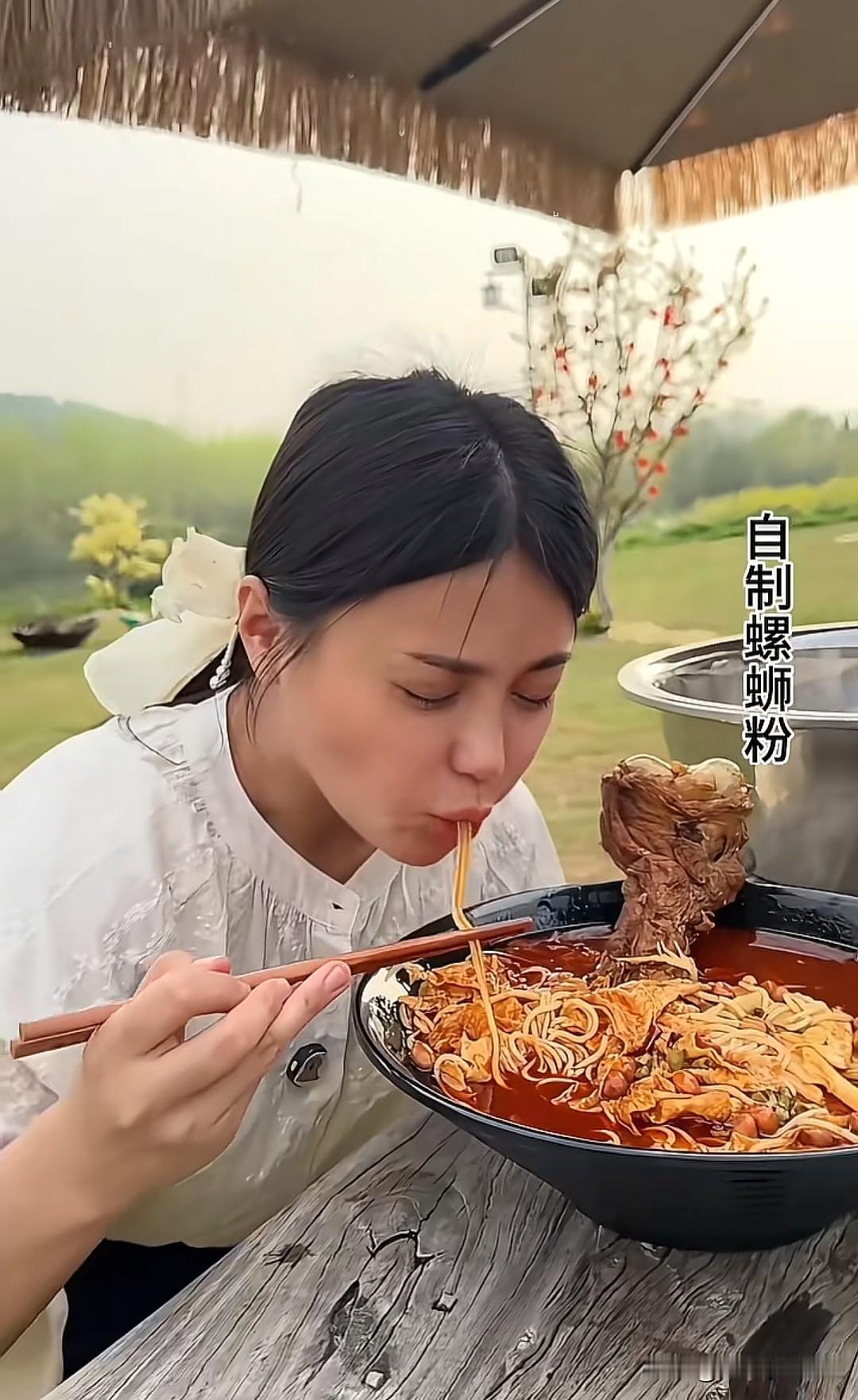 樊小慧儿突然馋起了螺蛳粉，干脆自己动手做了一锅，吃完直呼太过瘾，还忍不住分享给姐